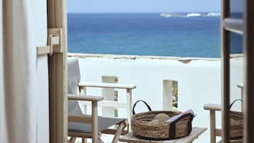 Kolmen hengen deluxe-huone, merinäköala | Ylelliset vuodevaatteet, tallelokero huoneessa, työpöytä, äänieristys