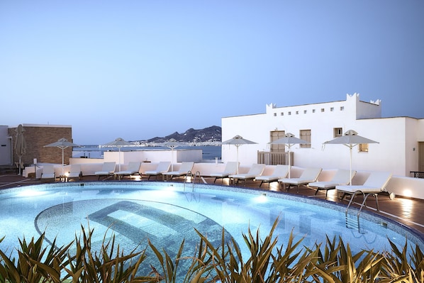 Outdoor pool, pool umbrellas, sun loungers