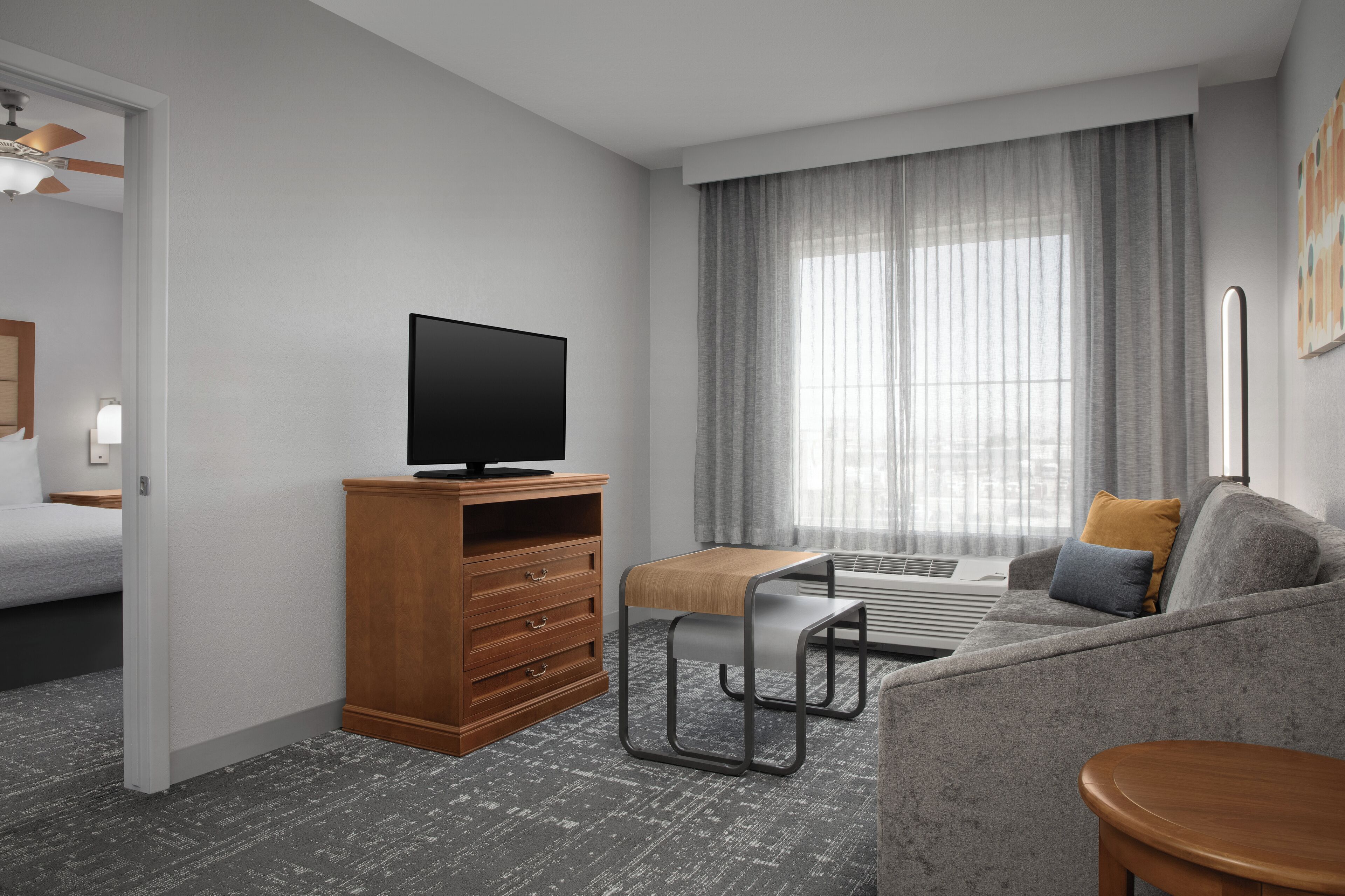 Escritorio, espacio para trabajar con laptop y cortinas blackout 