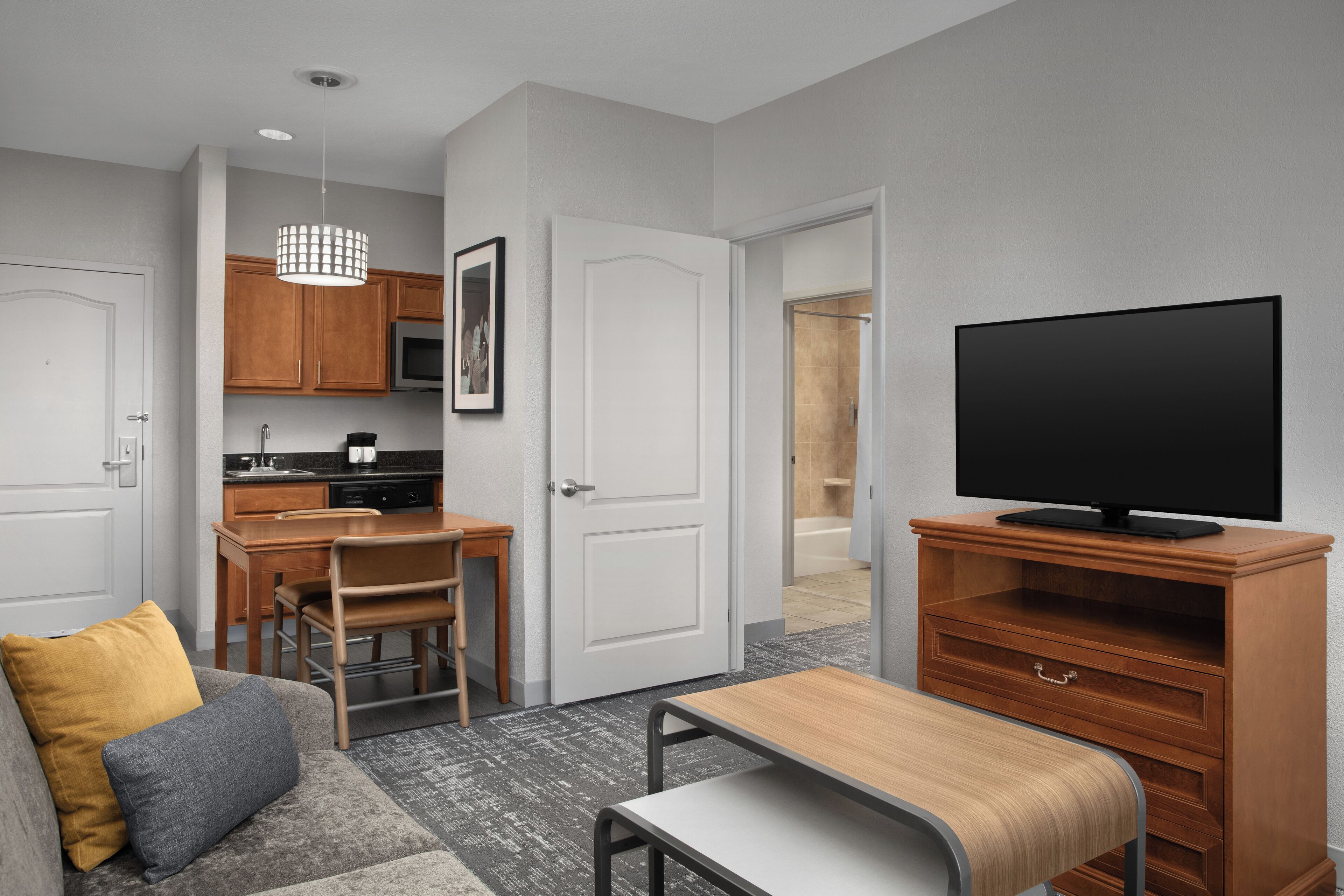 Schreibtisch, laptopgeeigneter Arbeitsplatz, Verdunkelungsvorhänge