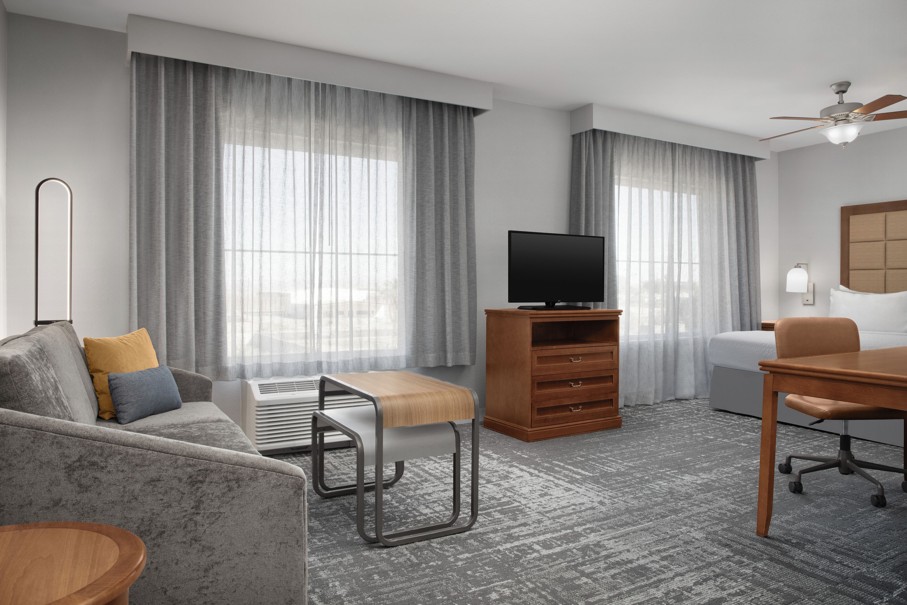 Escritorio, espacio para trabajar con laptop y cortinas blackout 