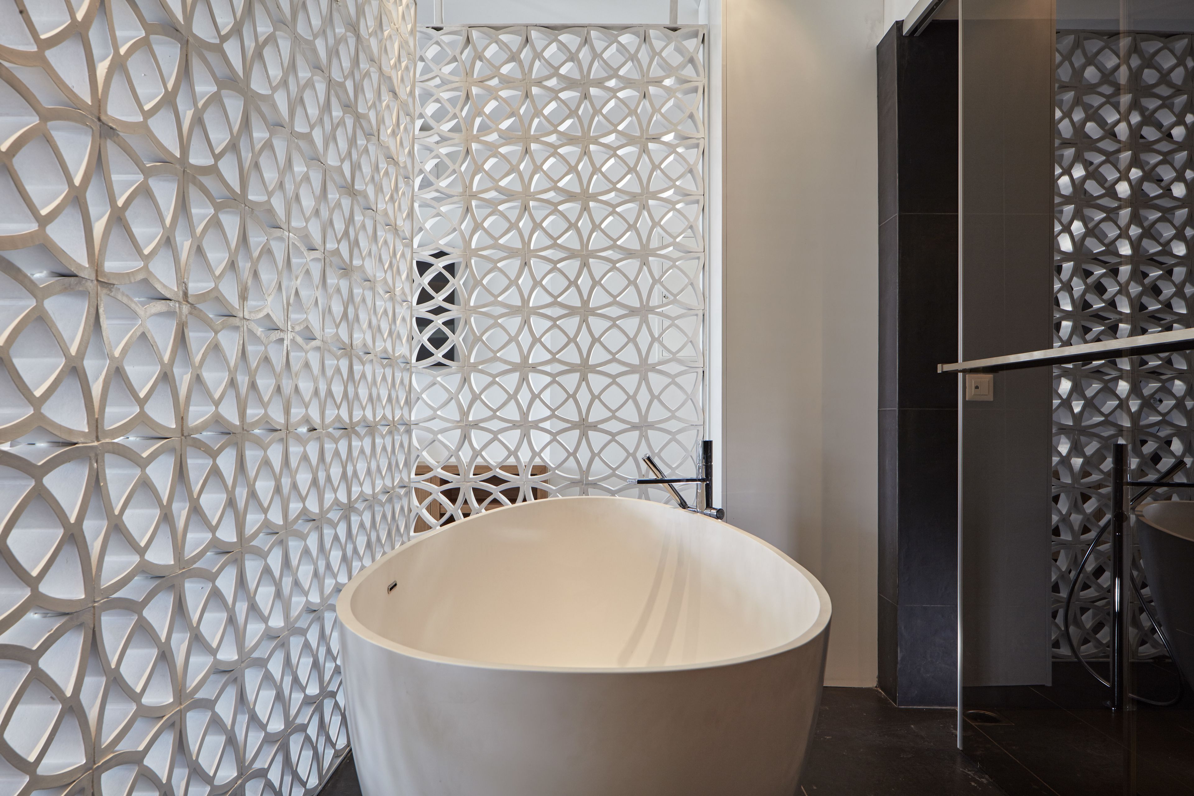 deluxe suite, sea view | bathroom | shower, rainfall showerhead, free toiletries, hair dryer