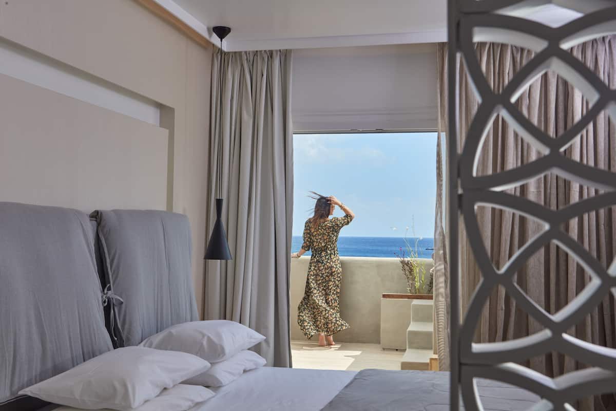 deluxe suite, sea view | 1 bedroom, premium bedding, pillow-top beds, in-room safe