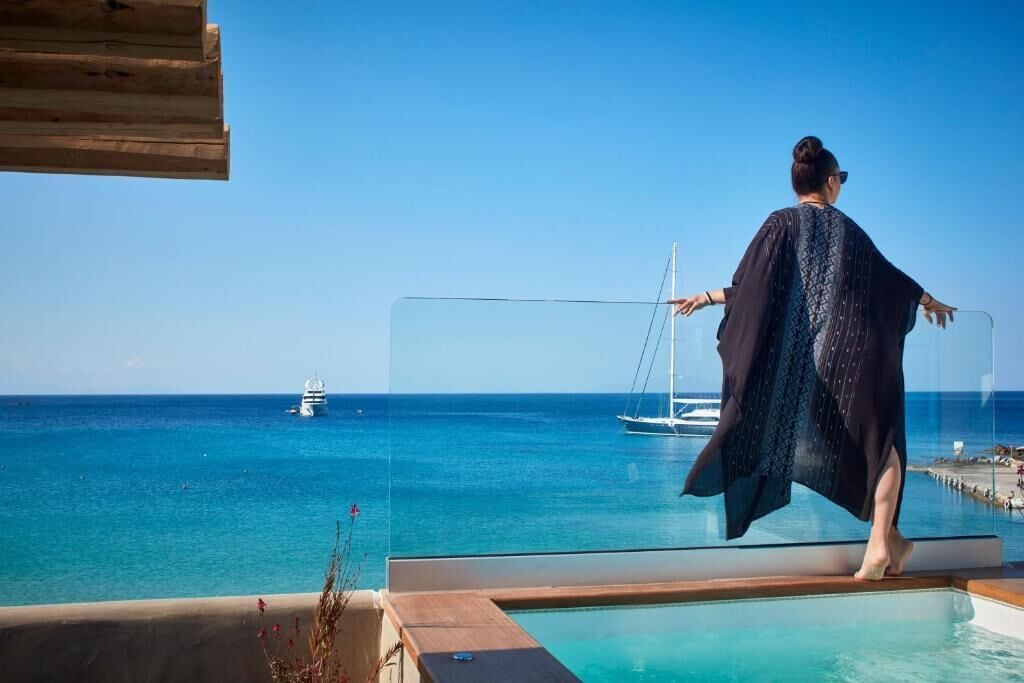 Deluxe Suite with Jetted Tub and Sea View | Hochwertige Bettwaren, Pillowtop-Betten, Zimmersafe, Schreibtisch