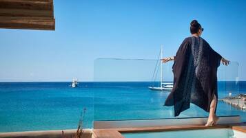 Deluxe Suite with Jetted Tub and Sea View | Hochwertige Bettwaren, Pillowtop-Betten, Zimmersafe, Schreibtisch