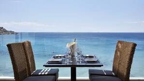 Mesa para dos con vistas al mar.