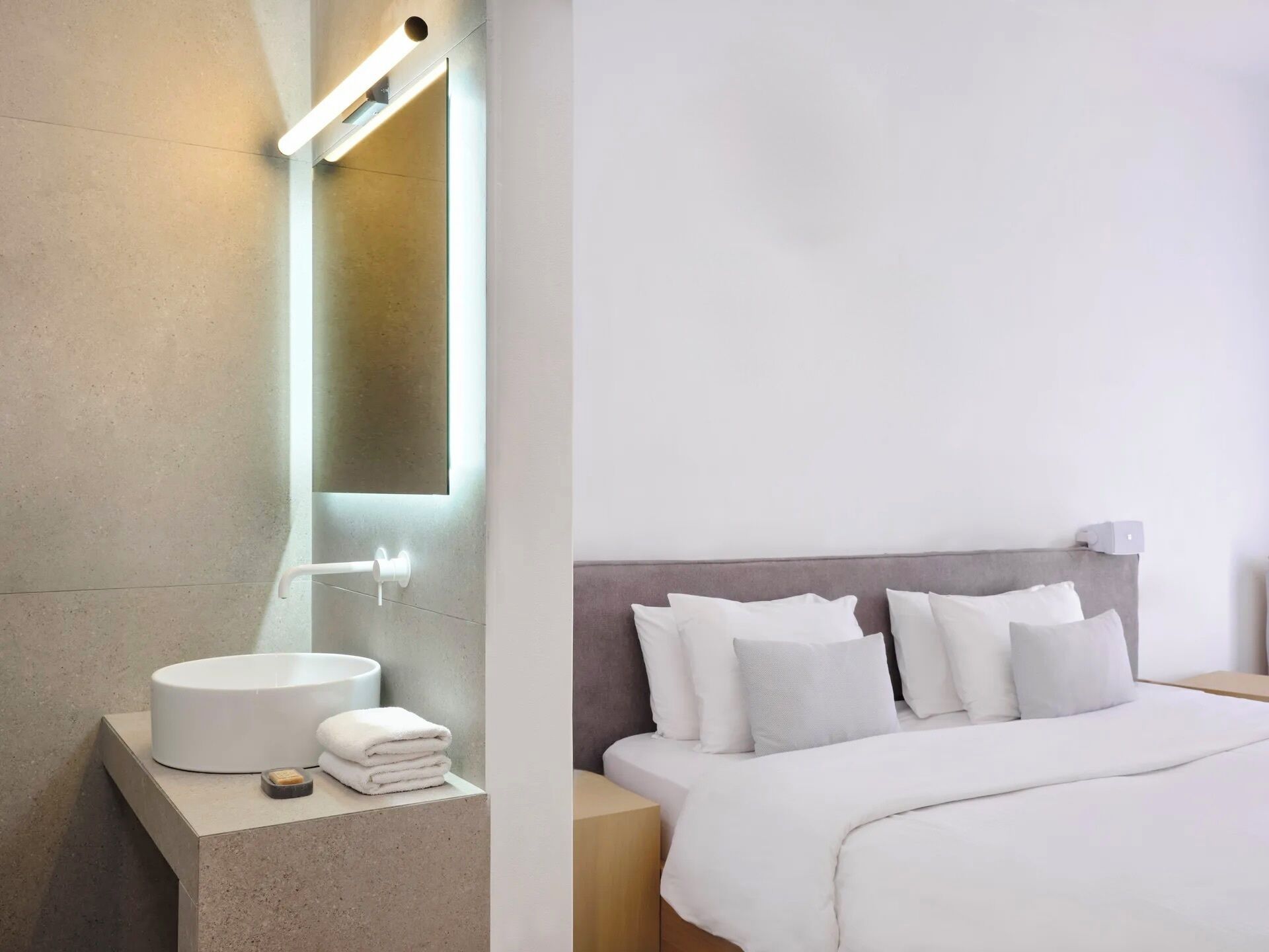 Standard Double Room - Upper Floor | Sengetøy av topp kvalitet, senger med overmadrass og safe på rommet