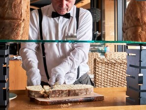 2 restaurantes, se sirve almuerzo 