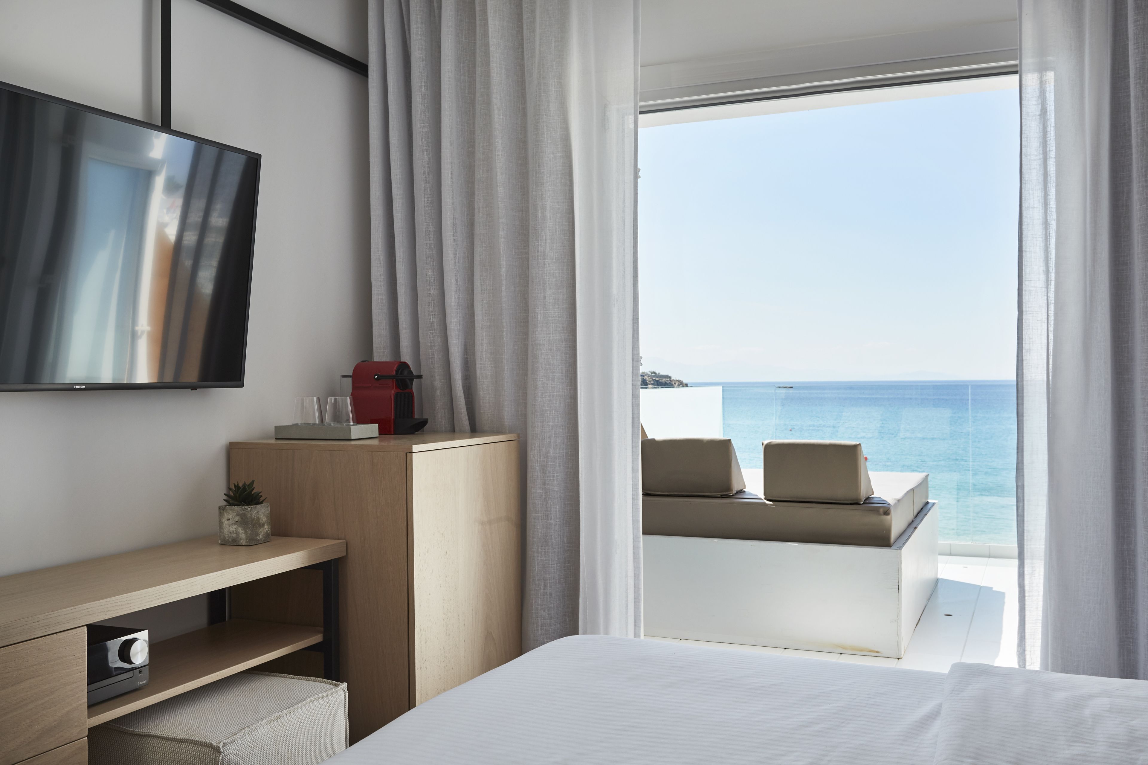 deluxe room, 1 double bed, sea view | 1 bedroom, premium bedding, pillow-top beds, in-room safe