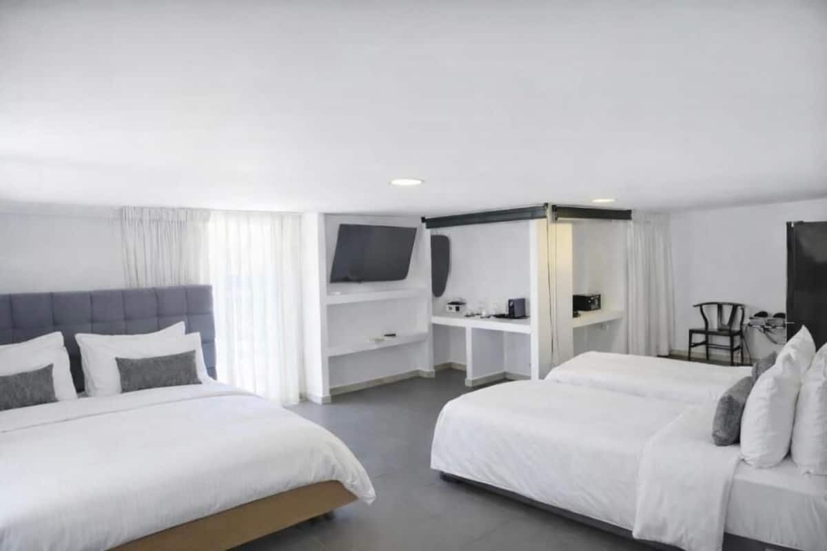 Quadruple Room | Seprai premium, bantalan ekstra lembut, brankas, dan meja kerja