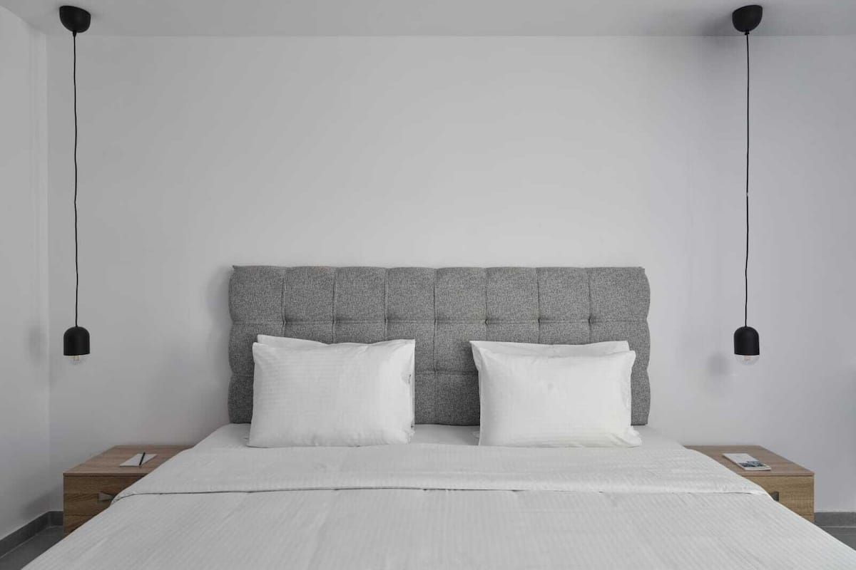 Comfort Double Room | Seprai premium, bantalan ekstra lembut, brankas, dan meja kerja