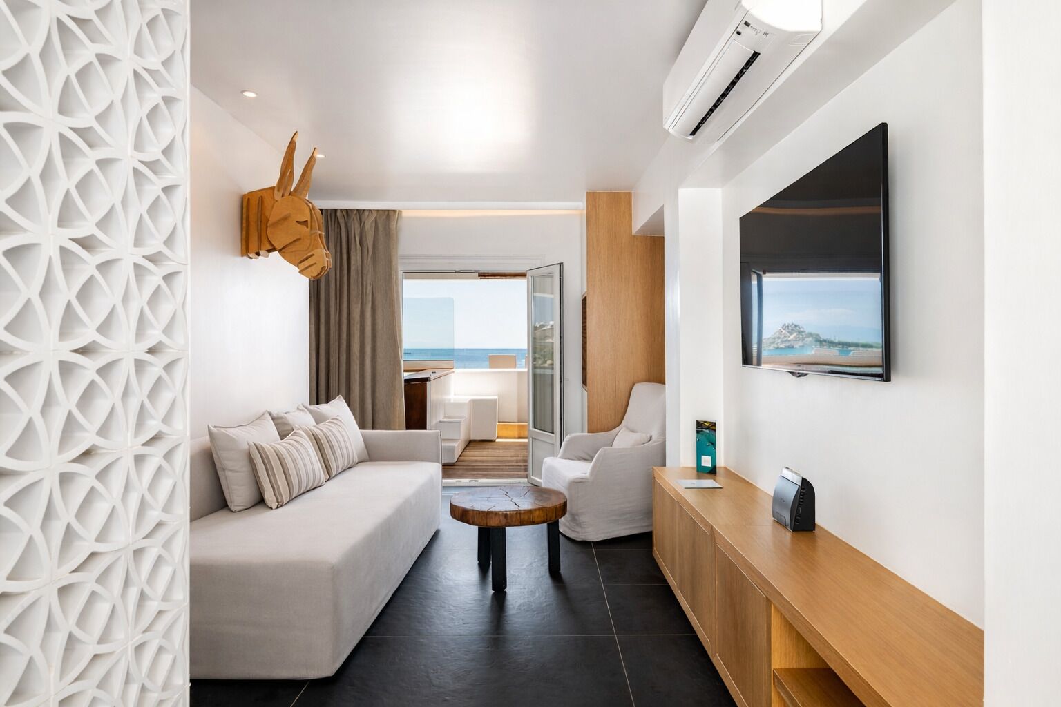 Deluxe Suite with Jetted Tub and Sea View | Literie de qualité, lit avec matelas à plateau-coussin, coffre-fort