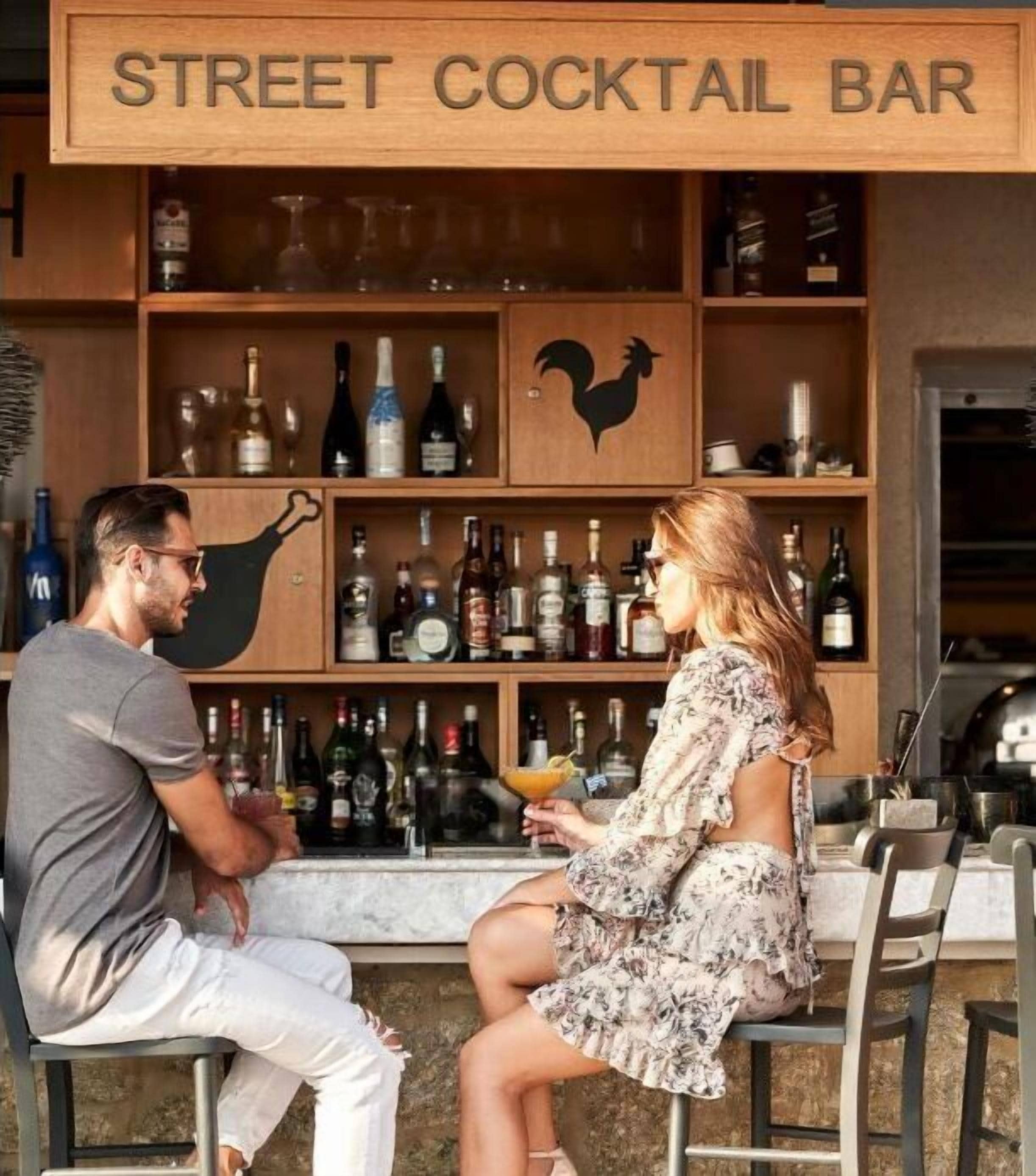 2 restaurants, lunch served