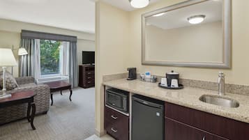 Studio Suite, 1 King Bed, Non Smoking | Iron/ironing board, cribs/infant beds, free WiFi, bed sheets