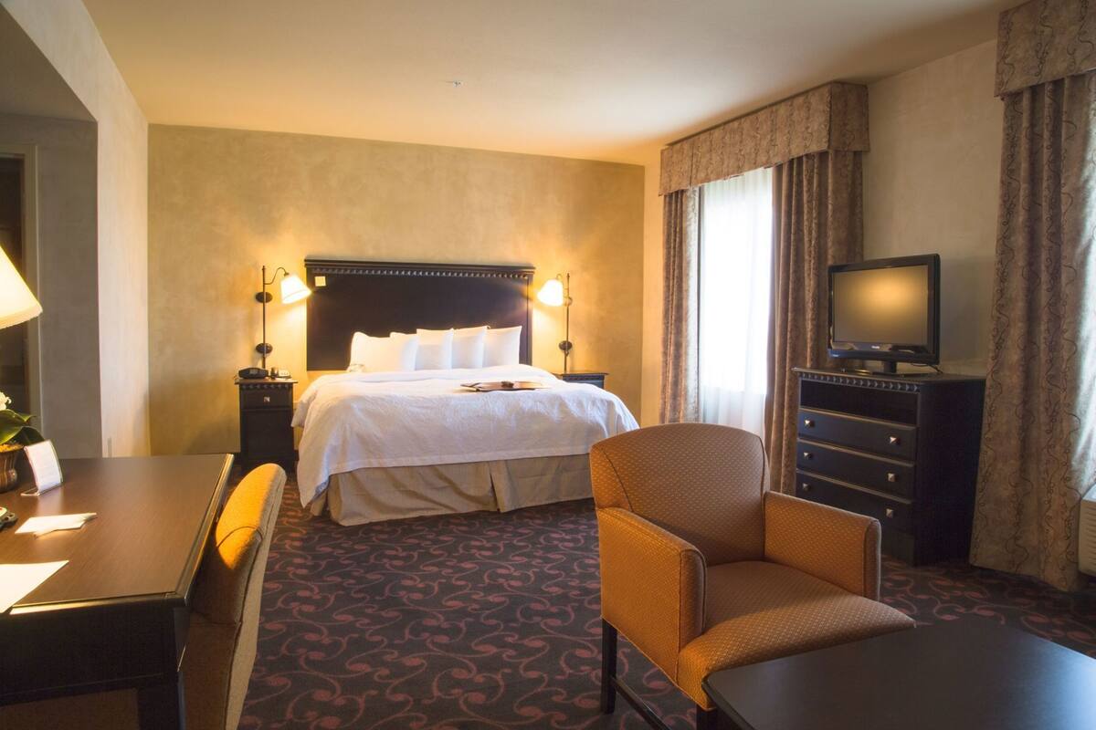 Mörkläggningsgardiner, strykjärn/strykbräda och gratis barnsängar