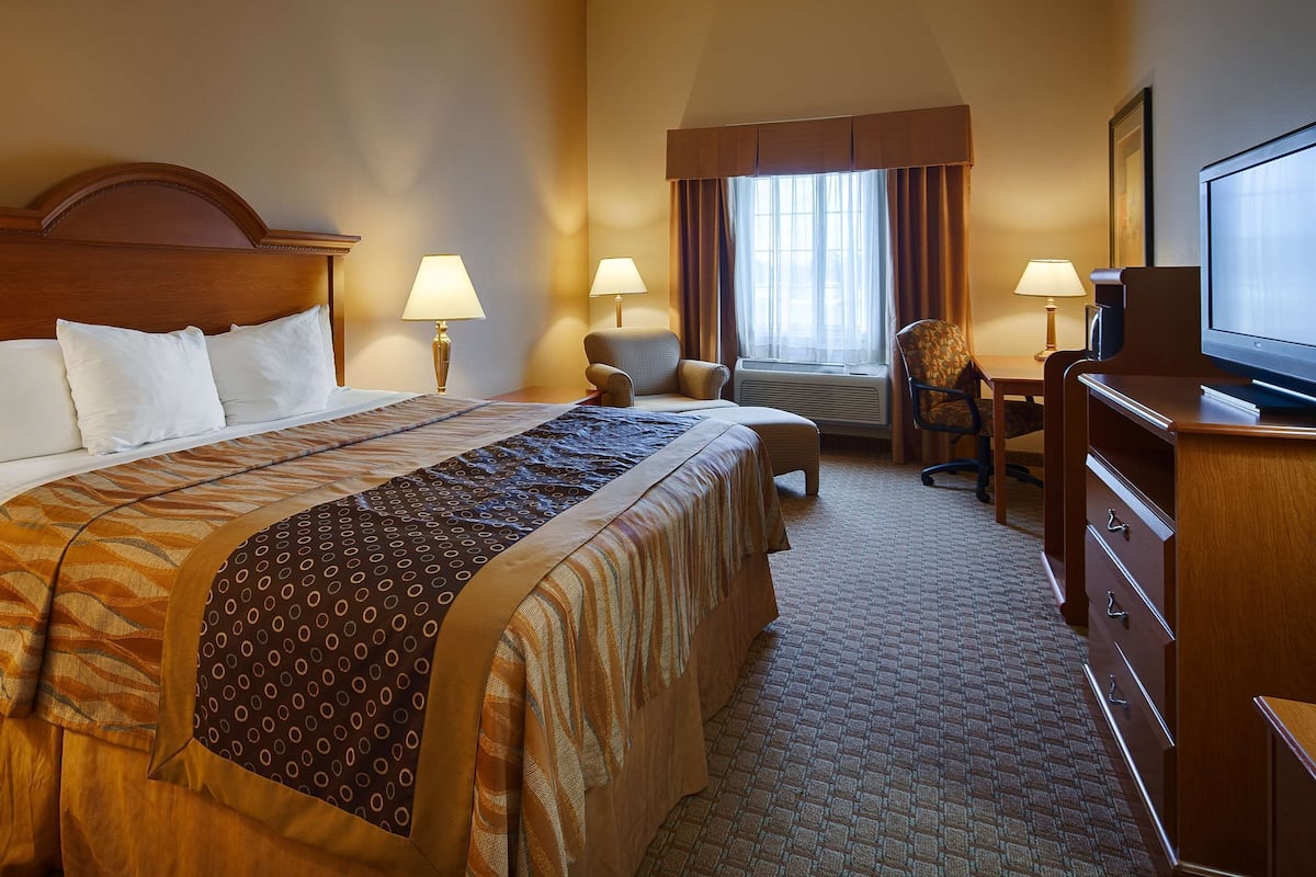 Standard Room, 1 King Bed, Non Smoking, Refrigerator & Microwave | Pillowtop beds, in-room safe, individually decorated, desk
