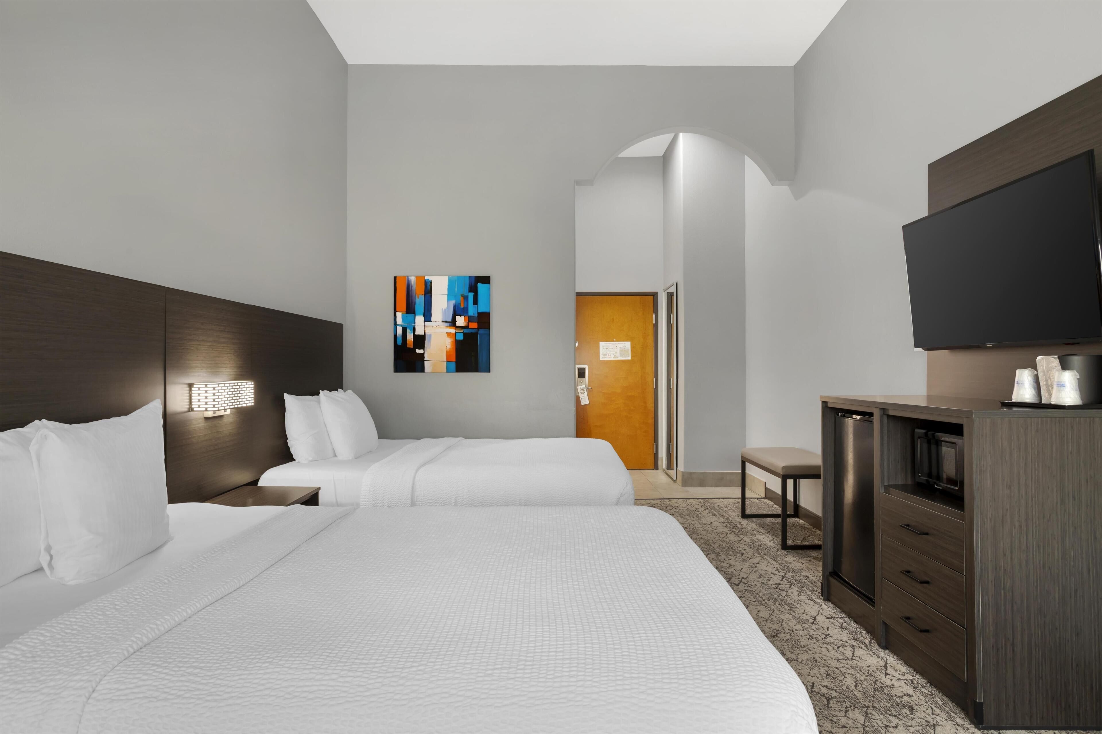 Colchones con pillow-top y caja de seguridad en la habitación 