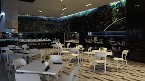Breakfast, lunch, dinner served; international cuisine, alfresco dining