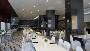 Breakfast, lunch served; international cuisine, al fresco dining  - Hotel Olmeca Plaza (Villahermosa)