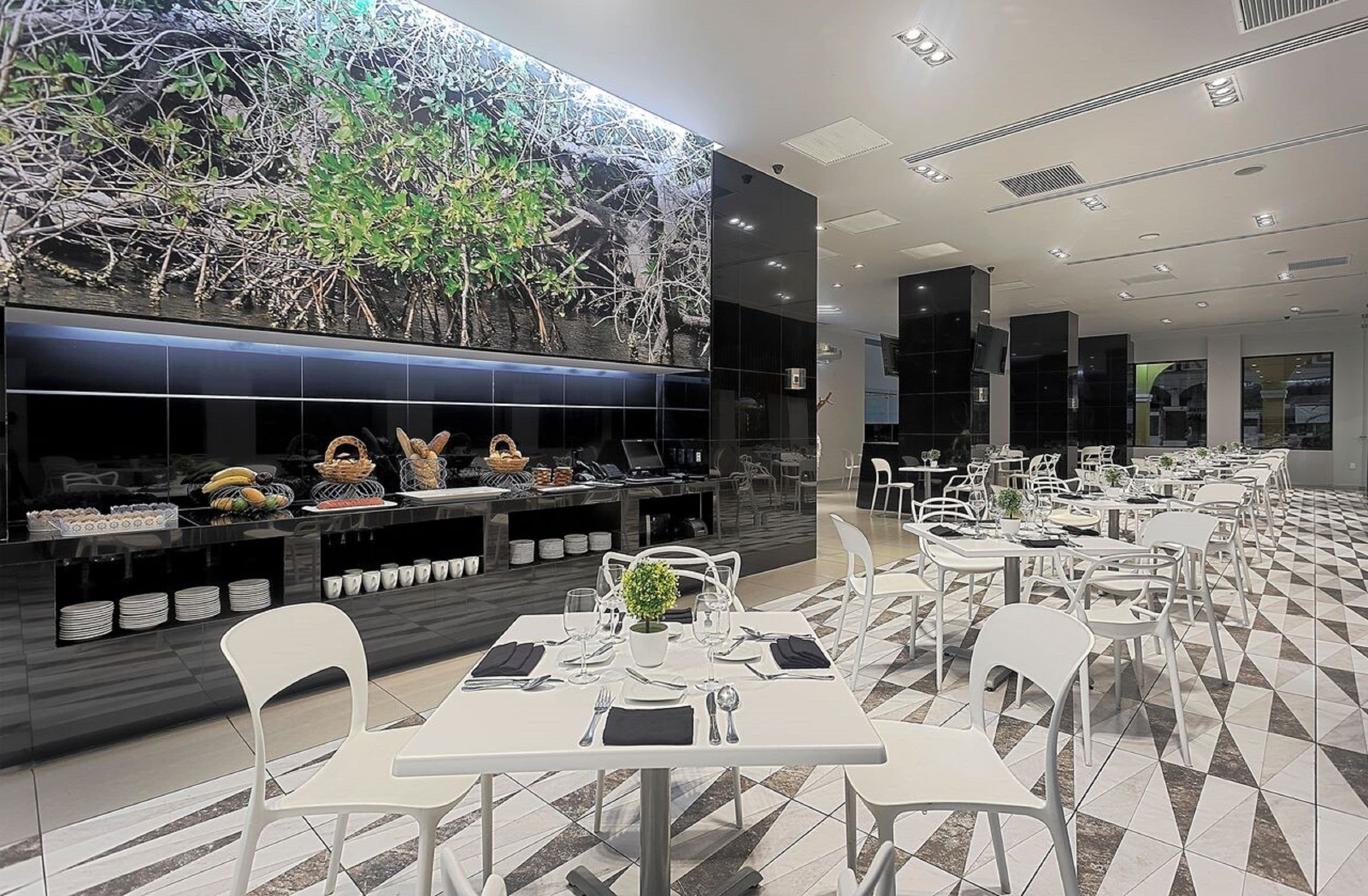 Serveert ontbijt, lunch, internationale gerechten, openlucht dineren 