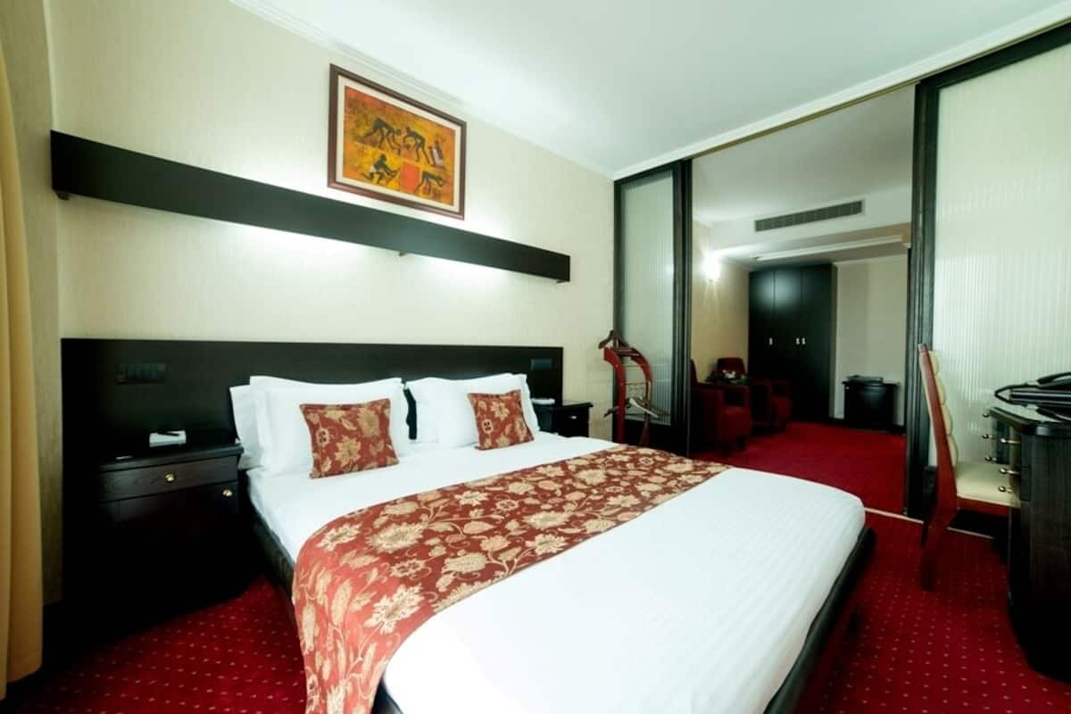 Premium bedding, in-room safe, desk, blackout curtains