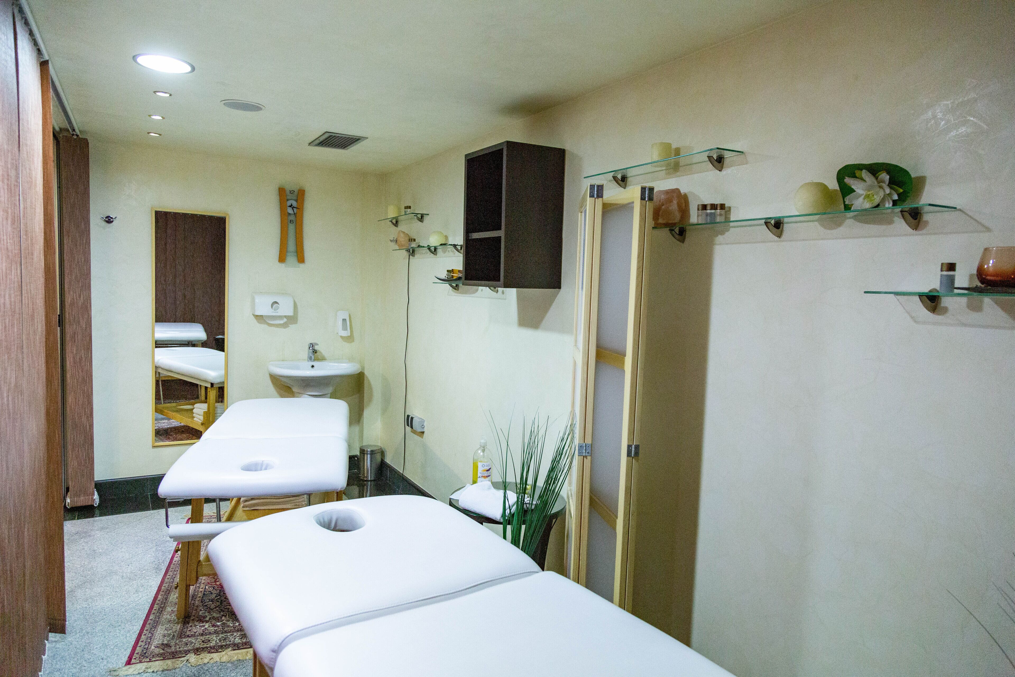 Couples treatment room(s), hot tub