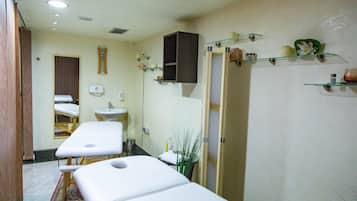 Couples treatment room(s), hot tub