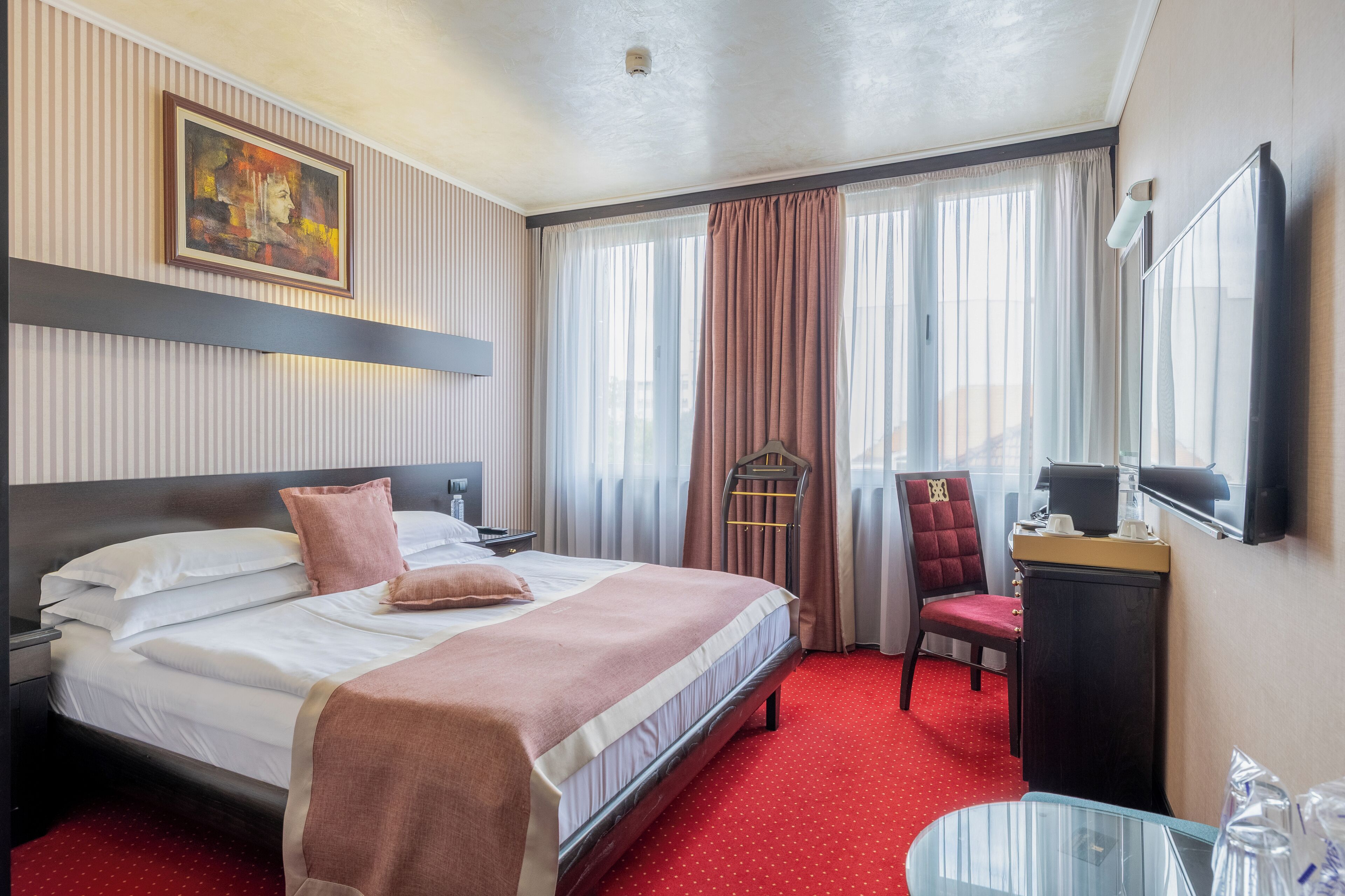 Standard dubbelrum | Sängtillbehör av högsta kvalitet och värdeförvaringsskåp på rummet