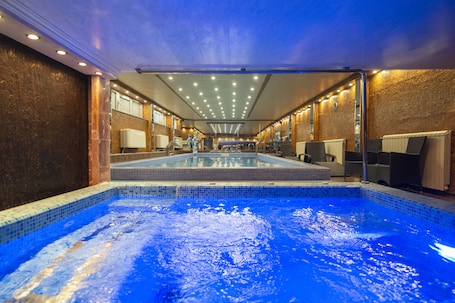 Salas de tratamiento para parejas, una bañera de hidromasaje. Prezident Hotel