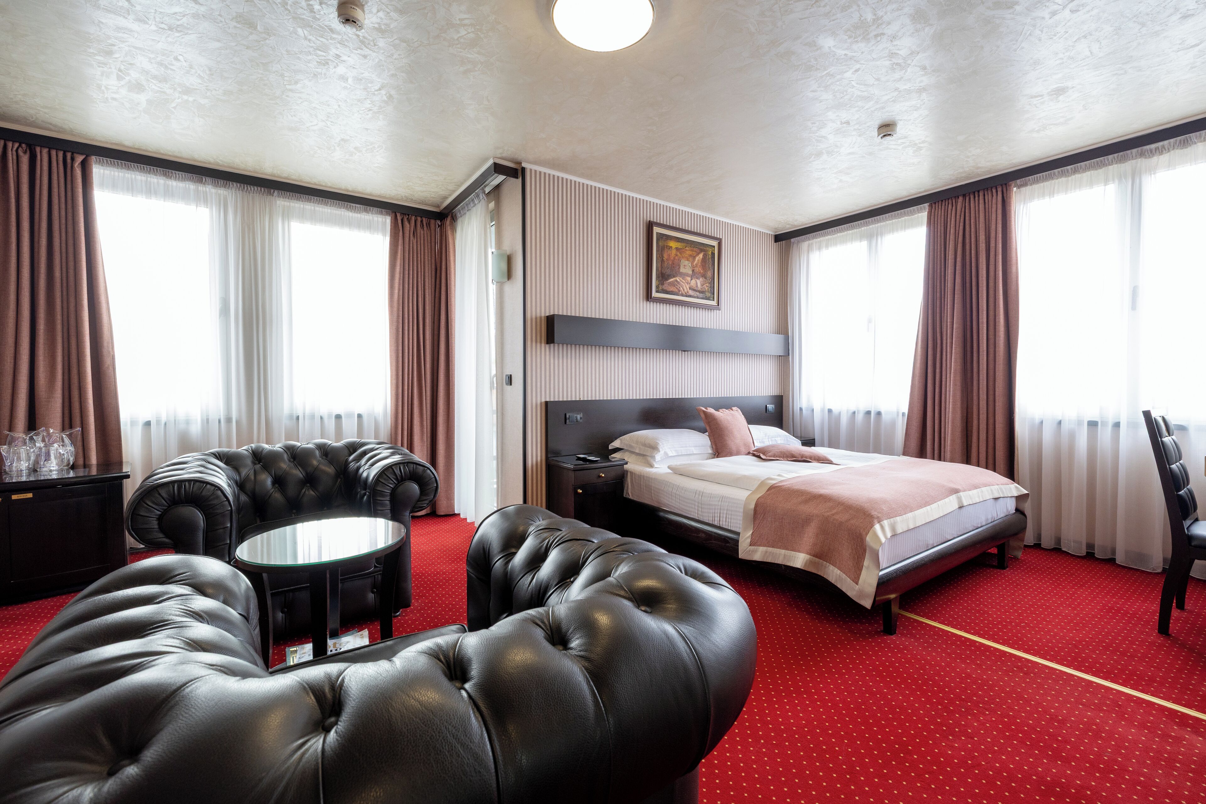 VIP Suite | Sängtillbehör av högsta kvalitet och värdeförvaringsskåp på rummet