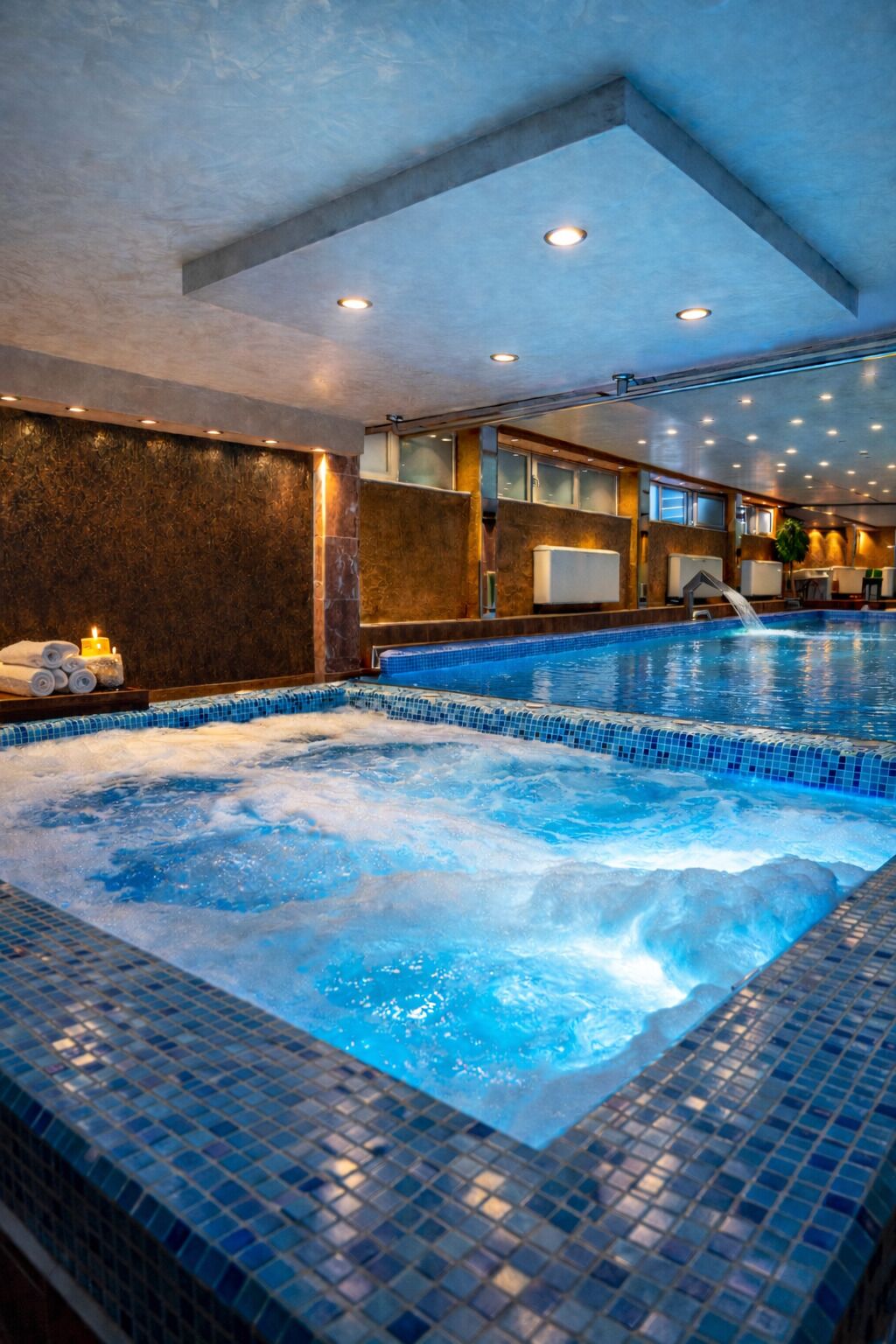 Indoor spa tub