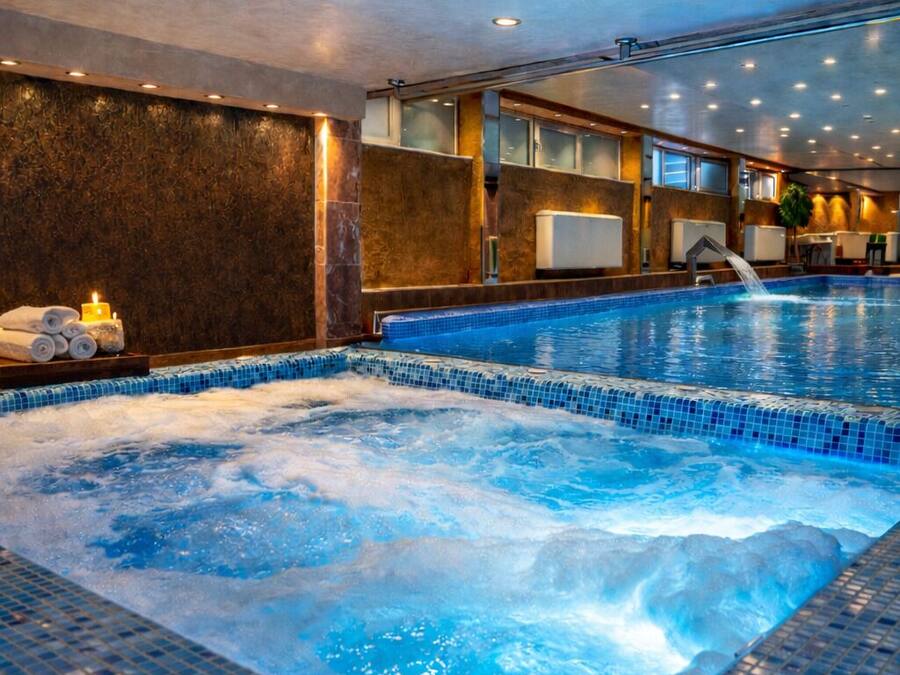 Indoor spa tub