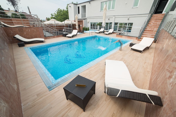 Alberca techada y alberca al aire libre por temporada