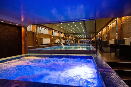 Indoor spa tub
