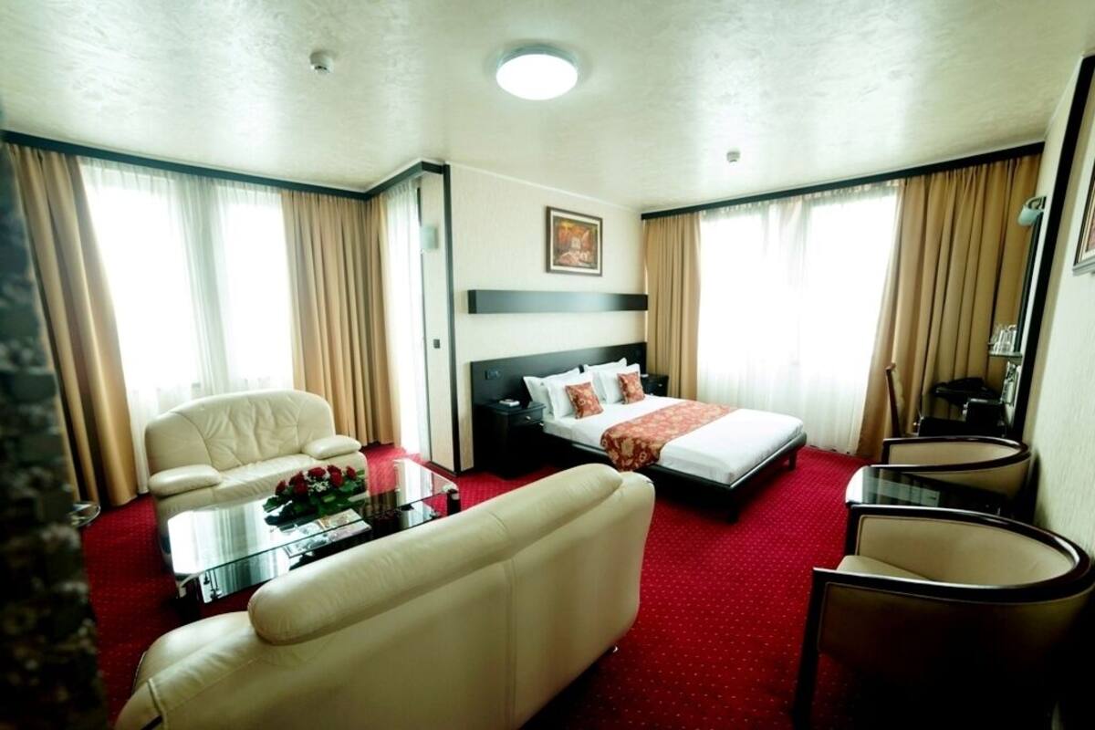 Premium bedding, in-room safe, desk, blackout curtains