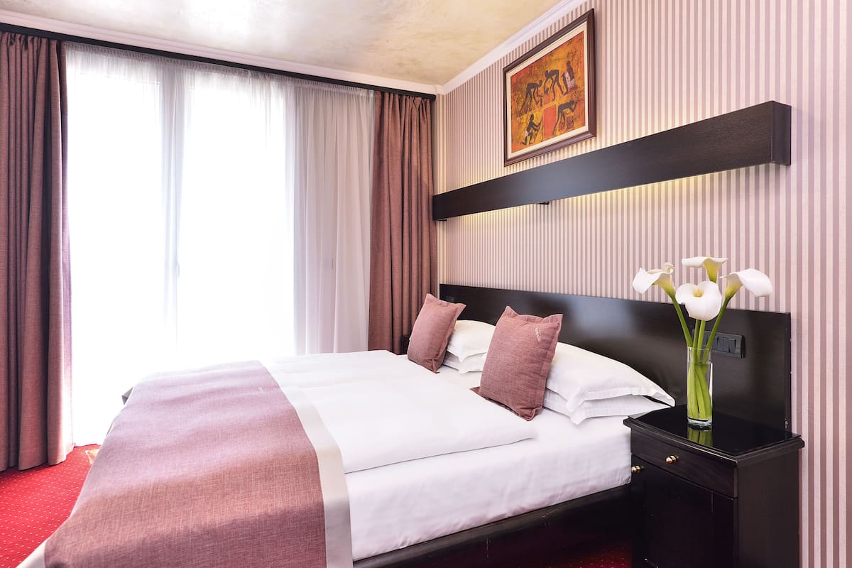 Deluxe Room | Premium bedding, in-room safe, desk, blackout drapes