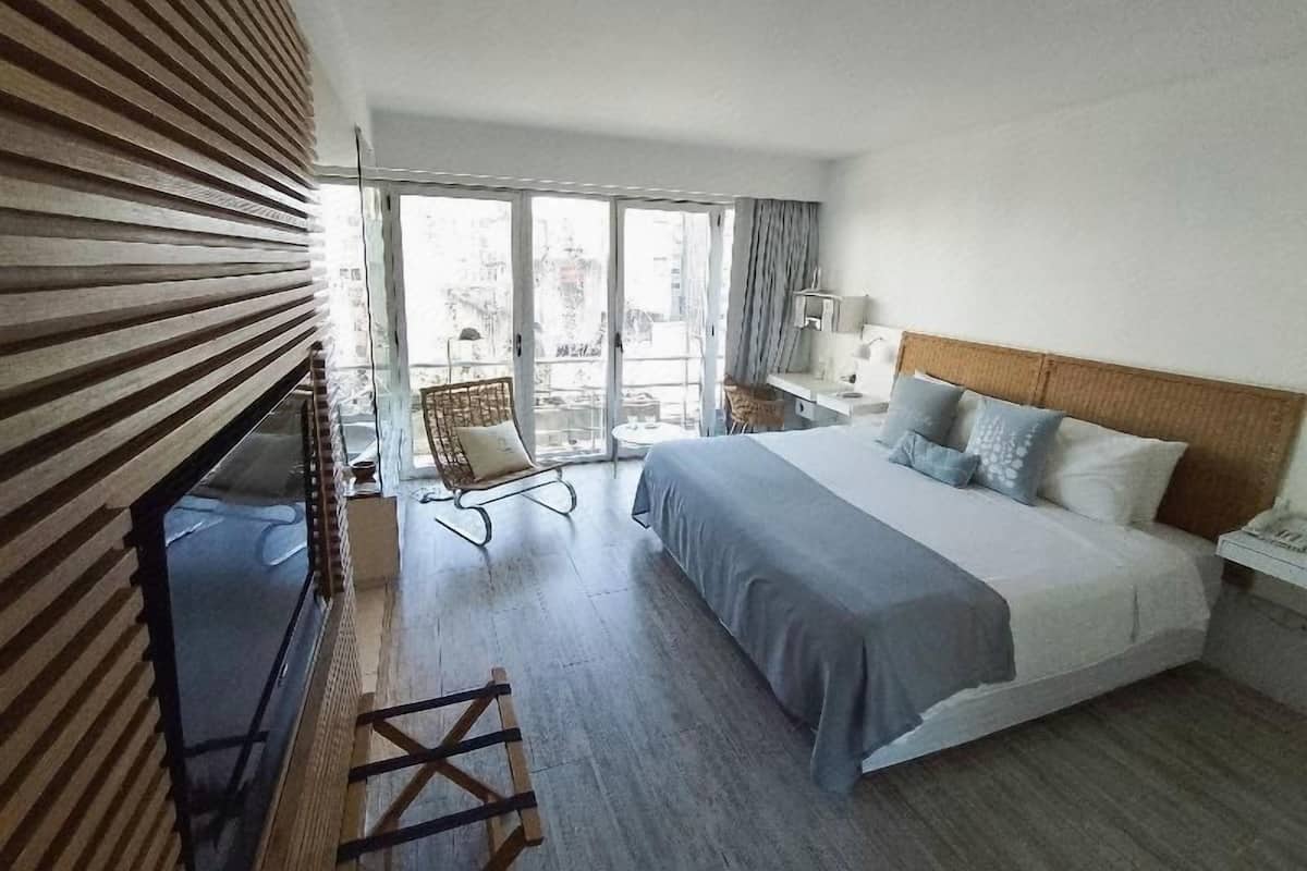 Premium bedding, down comforters, minibar, in-room safe