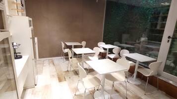 Desayuno continental diario (USD 8 por persona)