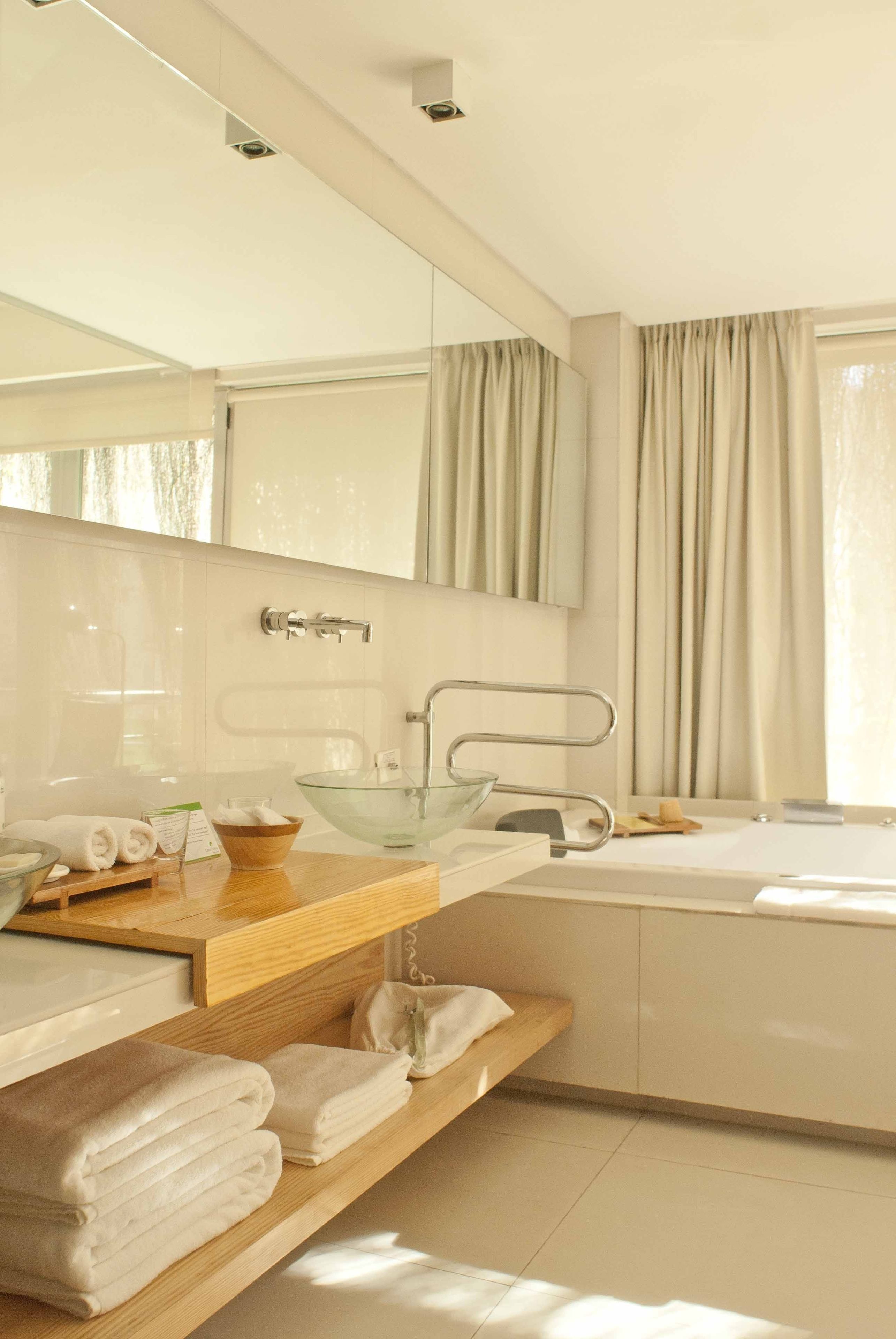 separate bathtub and shower, jetted bath, hydromassage showerhead