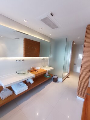 별도의 욕조 및 샤워 시설, 분사식 욕조, 수중안마 샤워기, 무료 세면용품