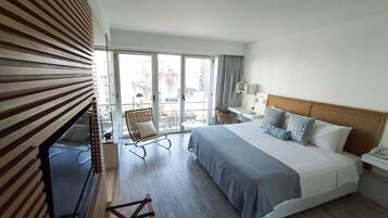 Sengetøy av topp kvalitet, dundyner, minibar og safe på rommet