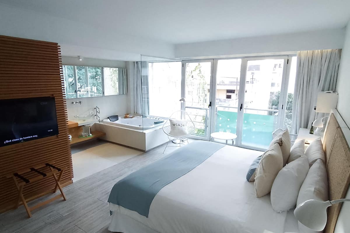 Luxe beddengoed, donzen dekbedden, een minibar, een kluis op de kamer