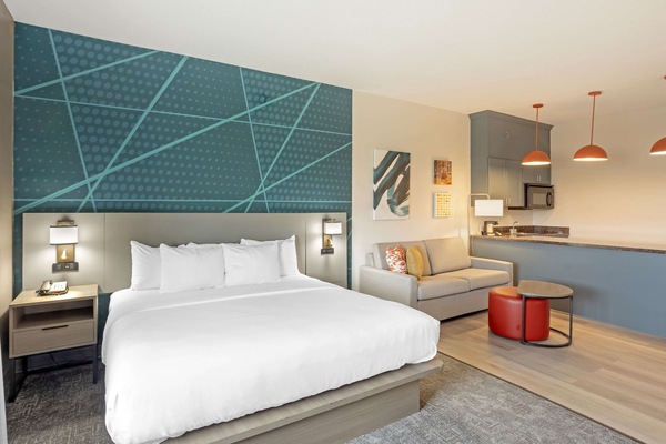 Schreibtisch, Verdunkelungsvorhänge, Bügeleisen/Bügelbrett