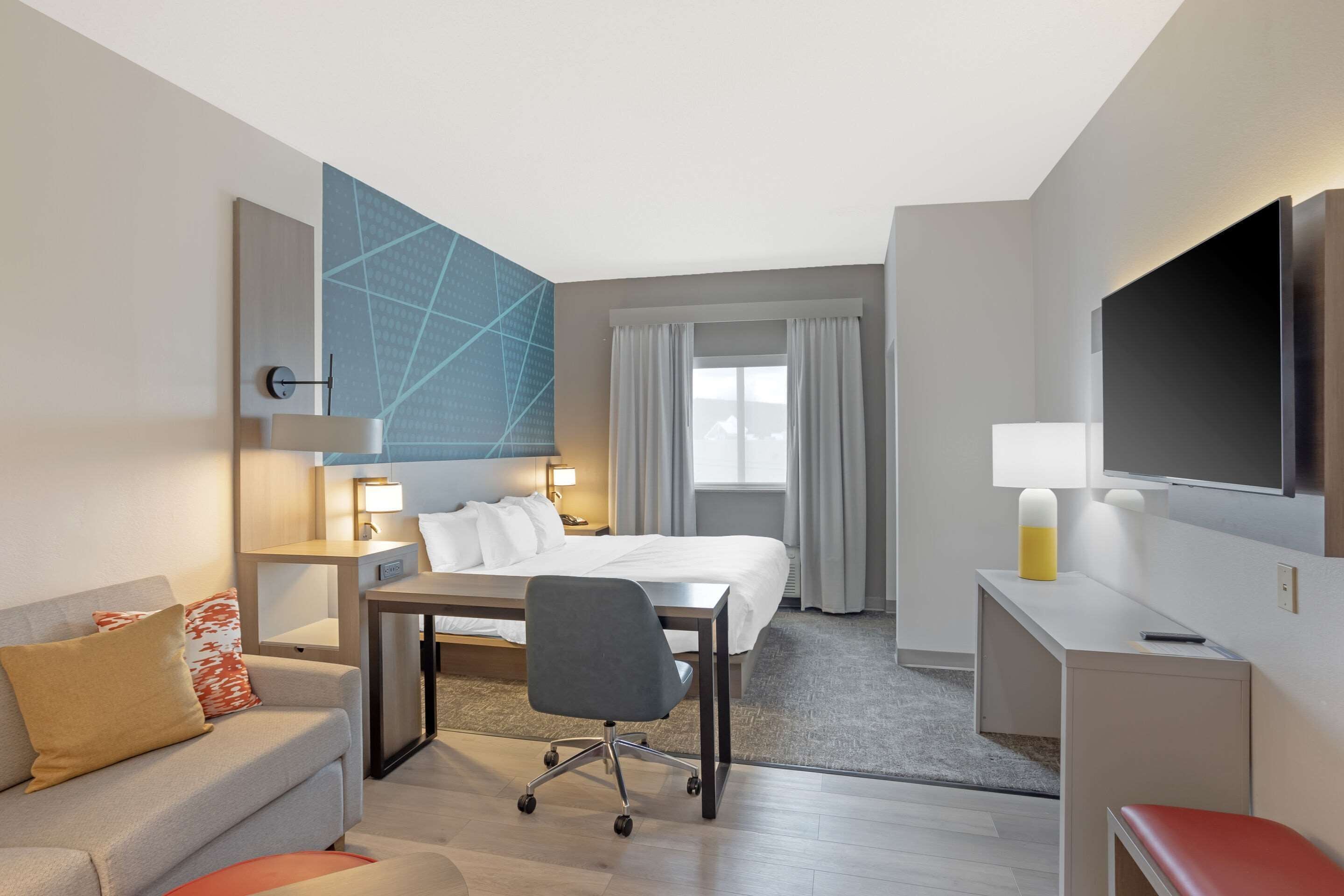 suite, non smoking | desk, blackout curtains, iron/ironing board, free cots/infant beds