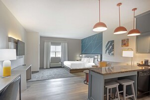 Escritorio, cortinas blackout y tabla de planchar con plancha 