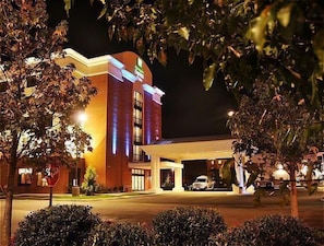 Un hotel de diseño moderno, con una entrada destacada y una fachada bien iluminada.