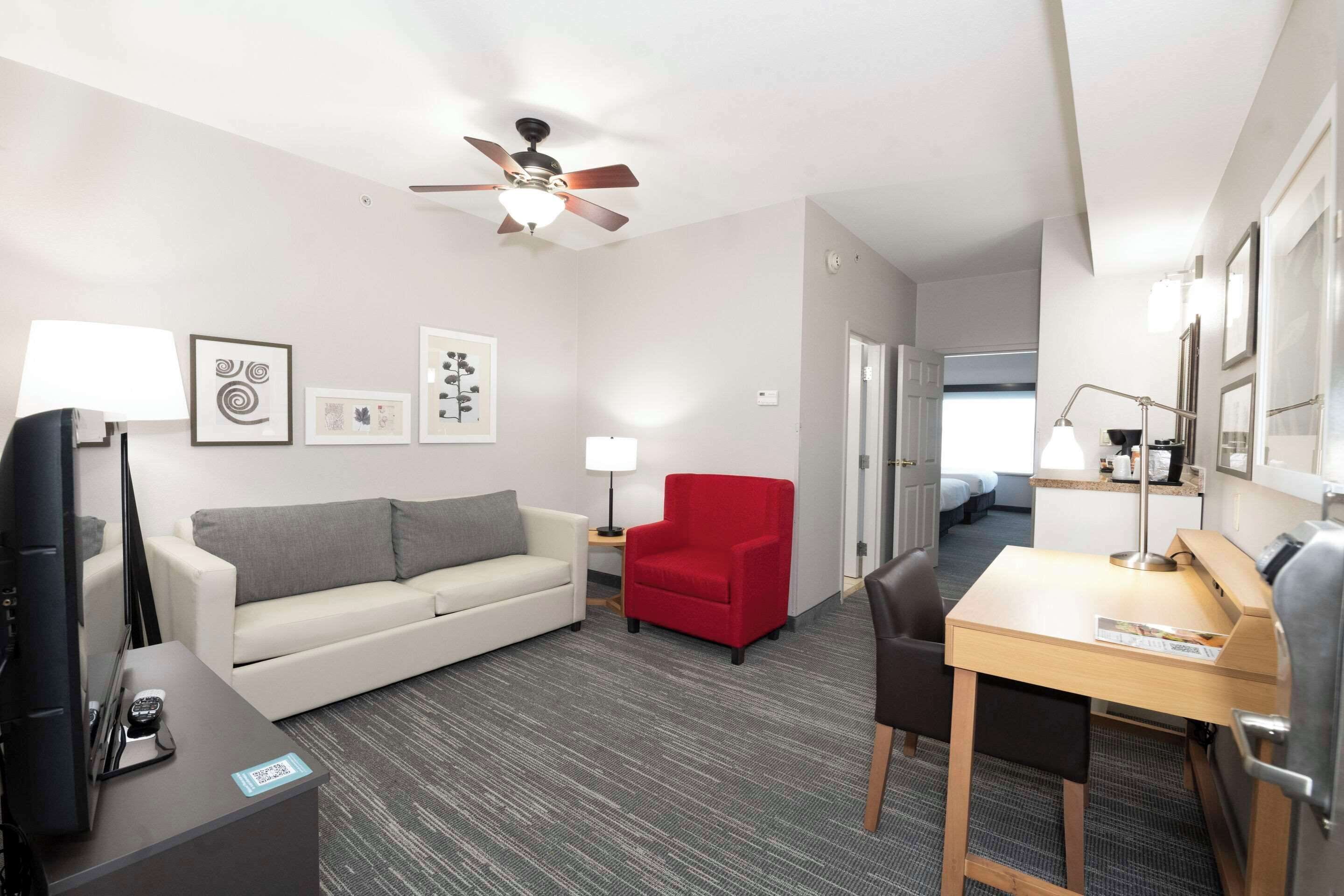 Suite, flere senger, ikke-røyk | Safe på rommet, skrivebord, blendingsgardiner og strykejern/-brett