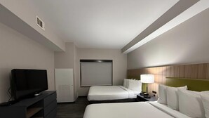 A hotel room with a bed, a TV, a desk, a lamp, and a window. - Country Inn & Suites by Radisson, Harrisburg - Hershey West, PA (Harrisburg)