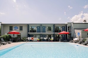 Outdoor pool - Blue Creek Inn (Waretown)