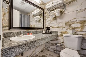 Combined shower/tub, spring water tub, free toiletries, hair dryer - Blue Creek Inn (Waretown)